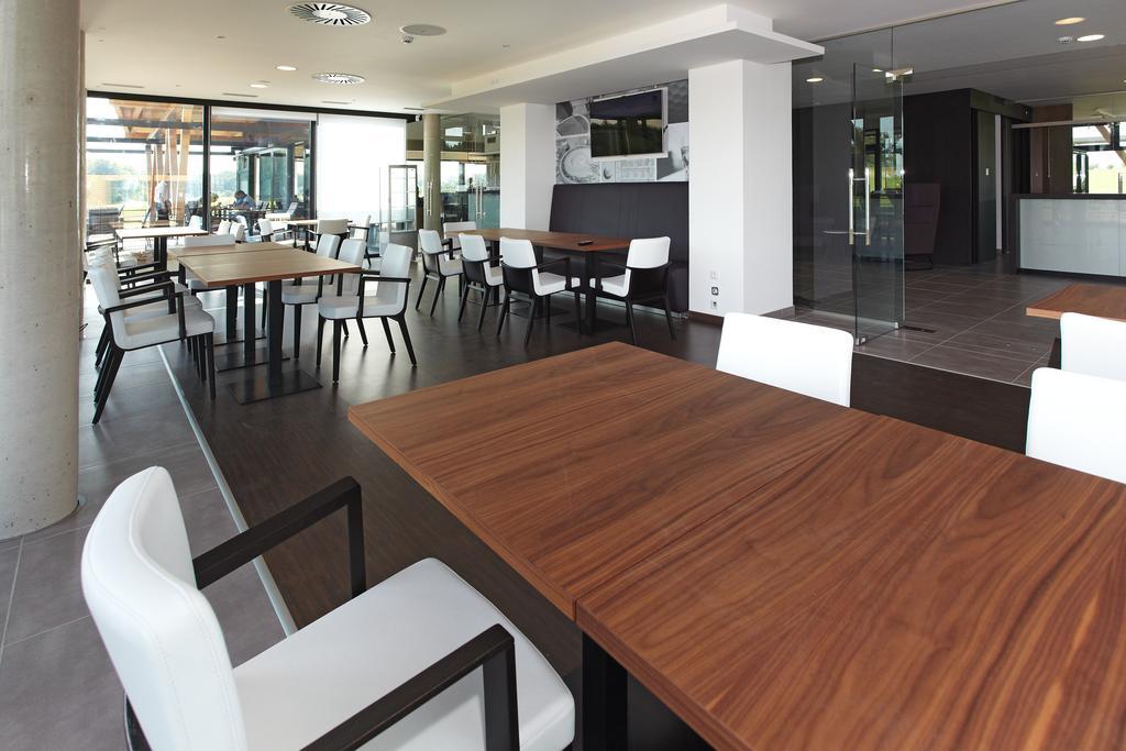 Hradec Králové Konference Park Hotel מראה חיצוני תמונה